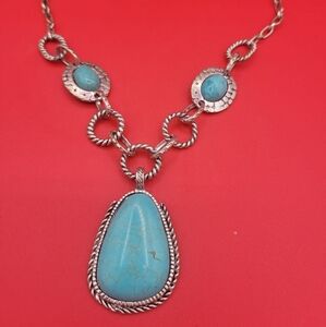 Silver Coler Necklace wGreen Stones